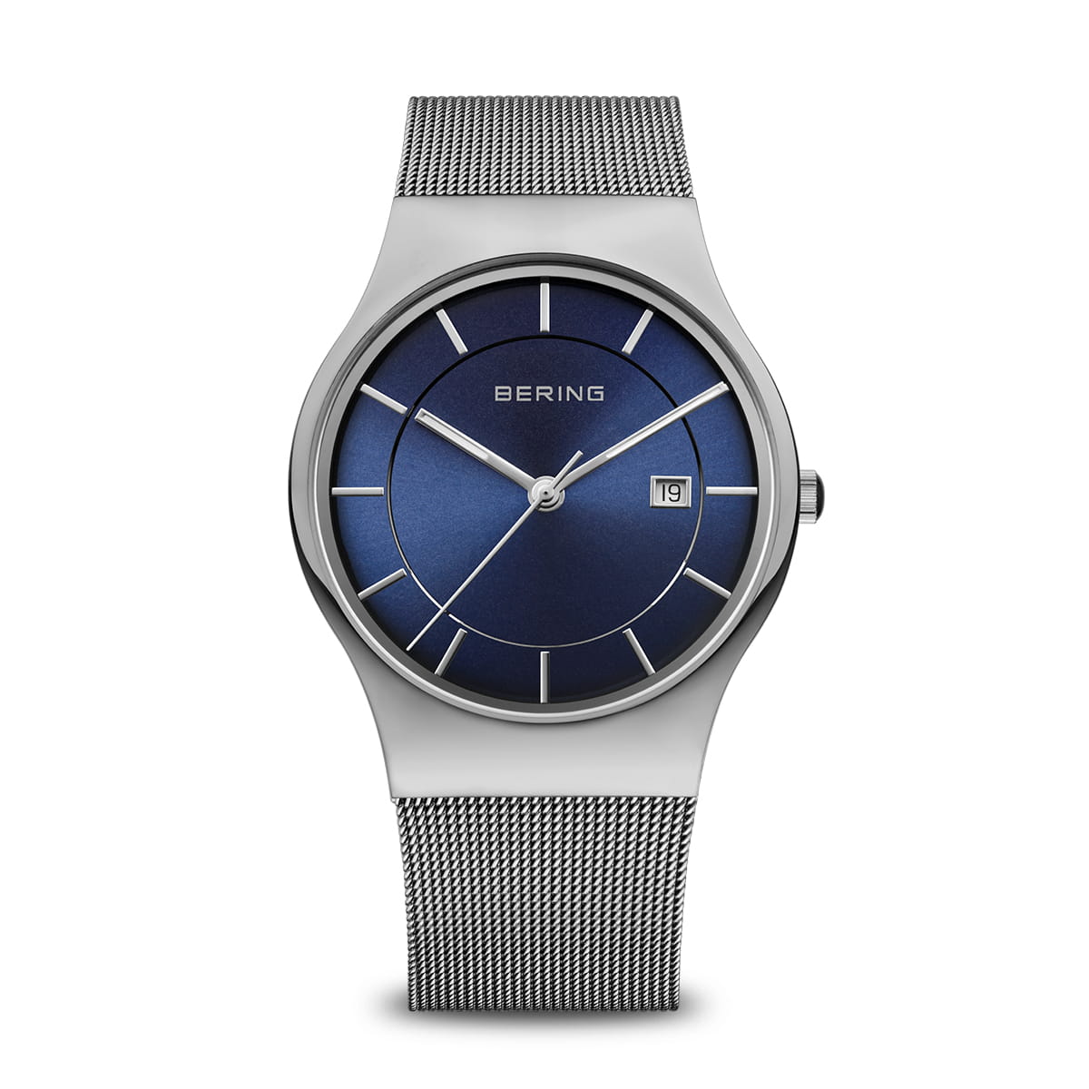 Zilveren horloge met een blauwe wijzerplaat en een mesh-band.