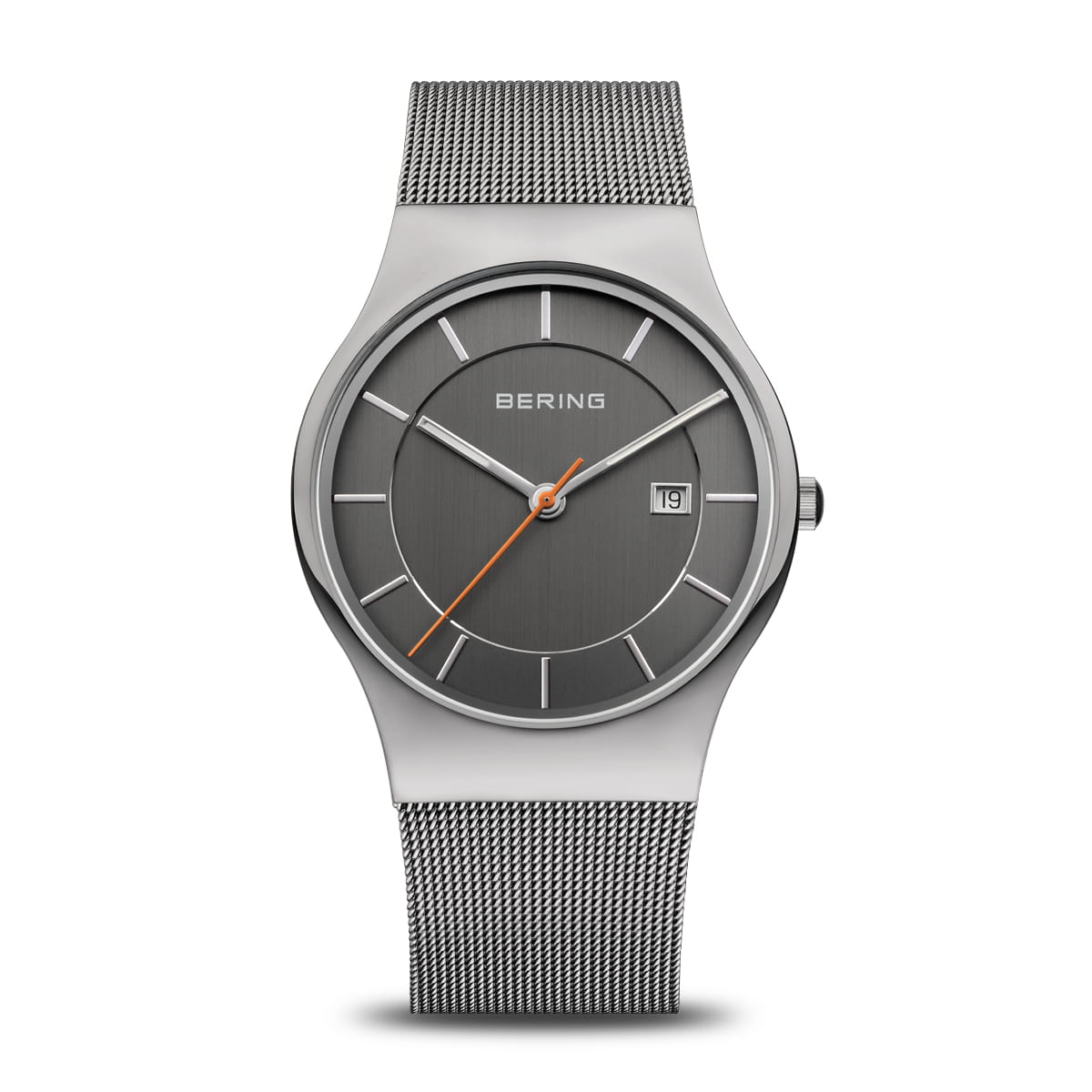 Grijs horloge met een ronde wijzerplaat, zilveren mesh-band en oranje secondewijzer.