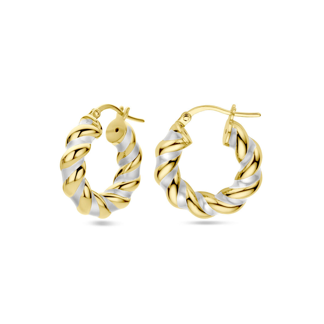 Een paar oorringen gedraaid met emaille 1 micron zilver verguld (geel) van Van der Kooij Collectie met gedraaid ontwerp en klinksluiting, afgebeeld op een witte achtergrond - een chique damessieraden toevoeging.