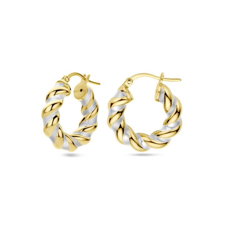 Een paar oorringen gedraaid met emaille 1 micron zilver verguld (geel) van Van der Kooij Collectie met gedraaid ontwerp en klinksluiting, afgebeeld op een witte achtergrond - een chique damessieraden toevoeging.