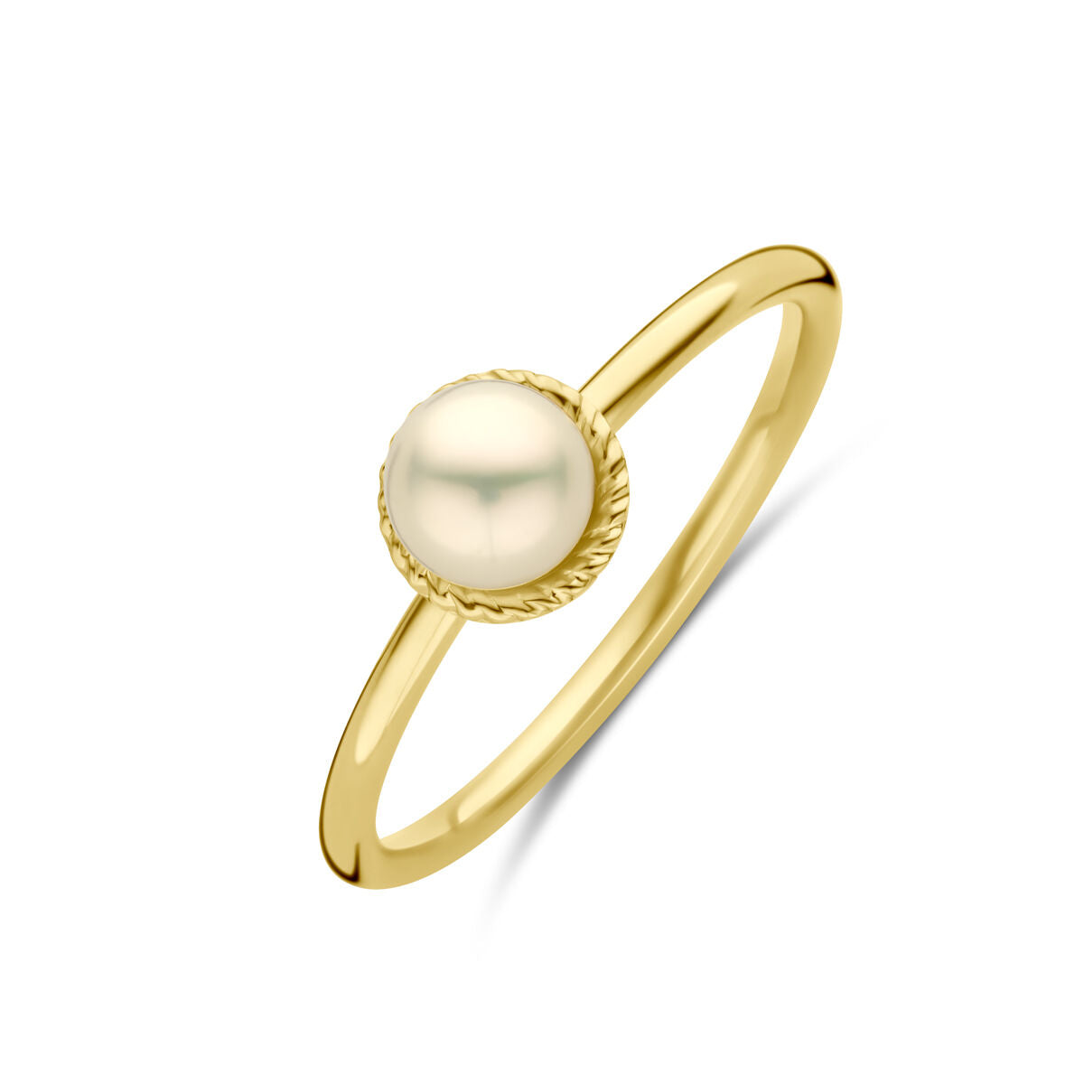 Een ring parel 14K geelgoud uit de Van der Kooij Collectie met een ronde witte zoetwaterparel en gedraaide gouden rand, getoond op een witte achtergrond.