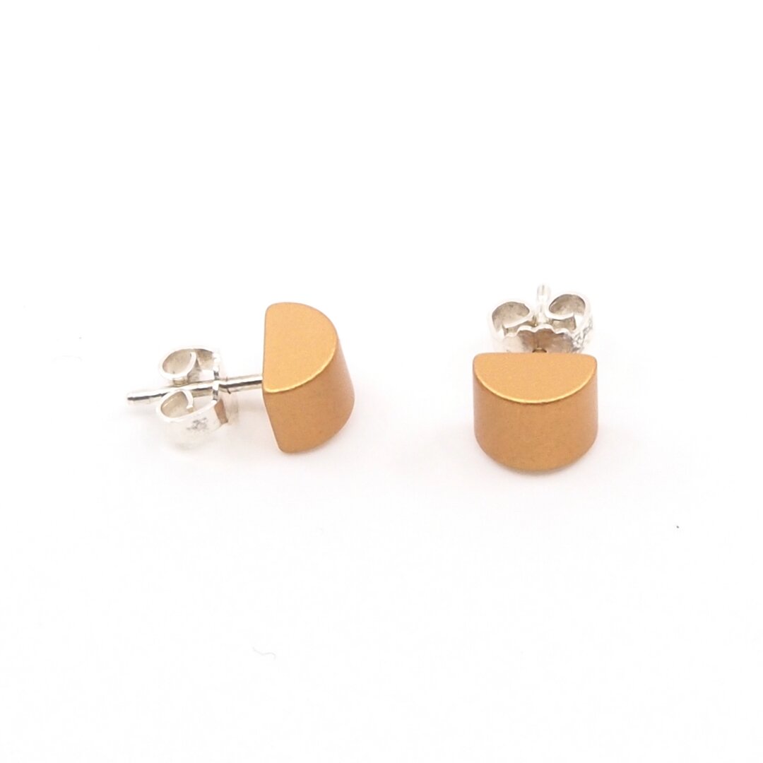 Gekleurde half ronde oorbellen apricot