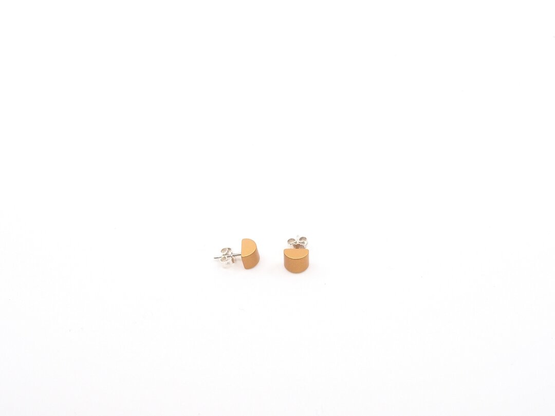 Gekleurde half ronde oorbellen apricot