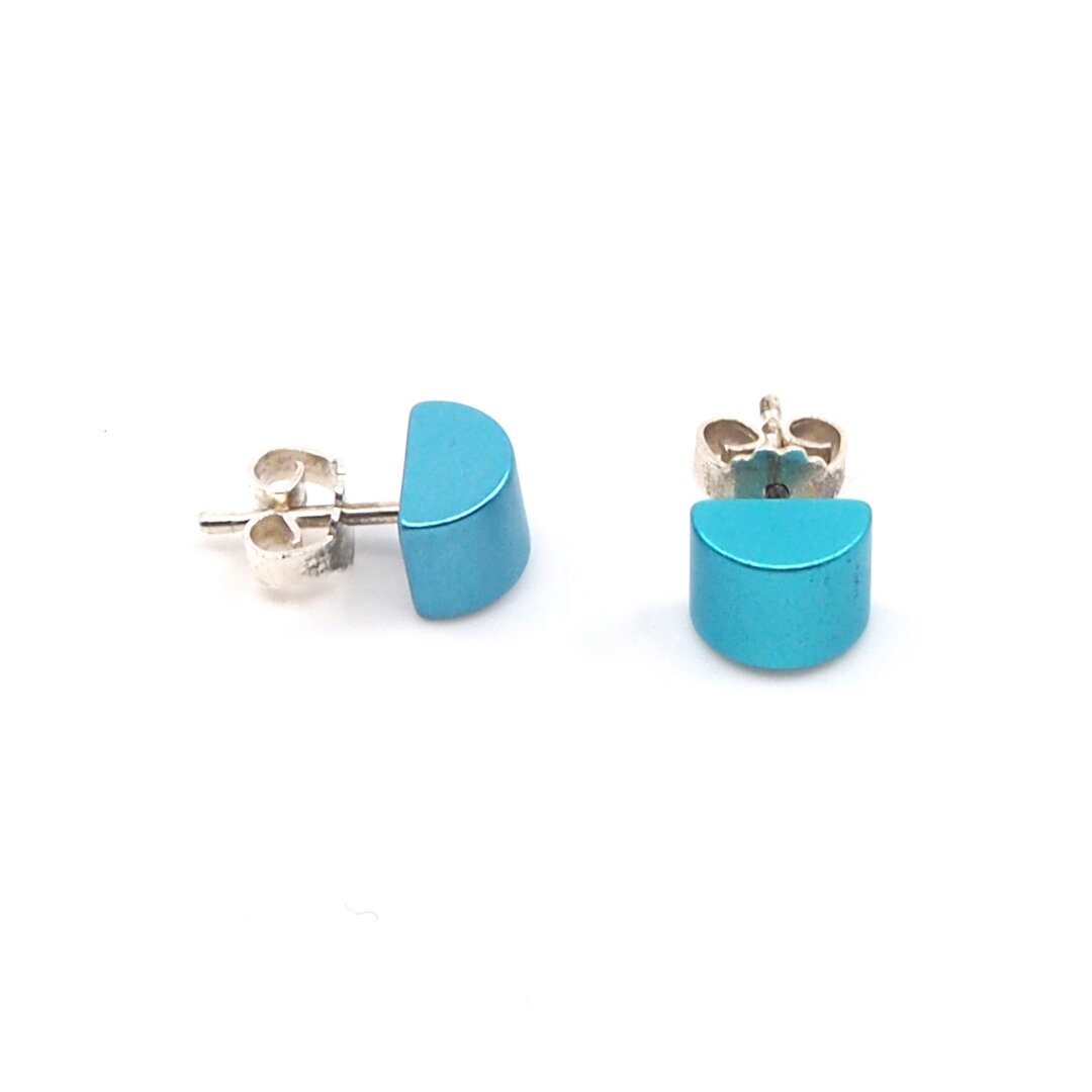 Lichtblauwe half ronde oorbellen met zilveren studs.