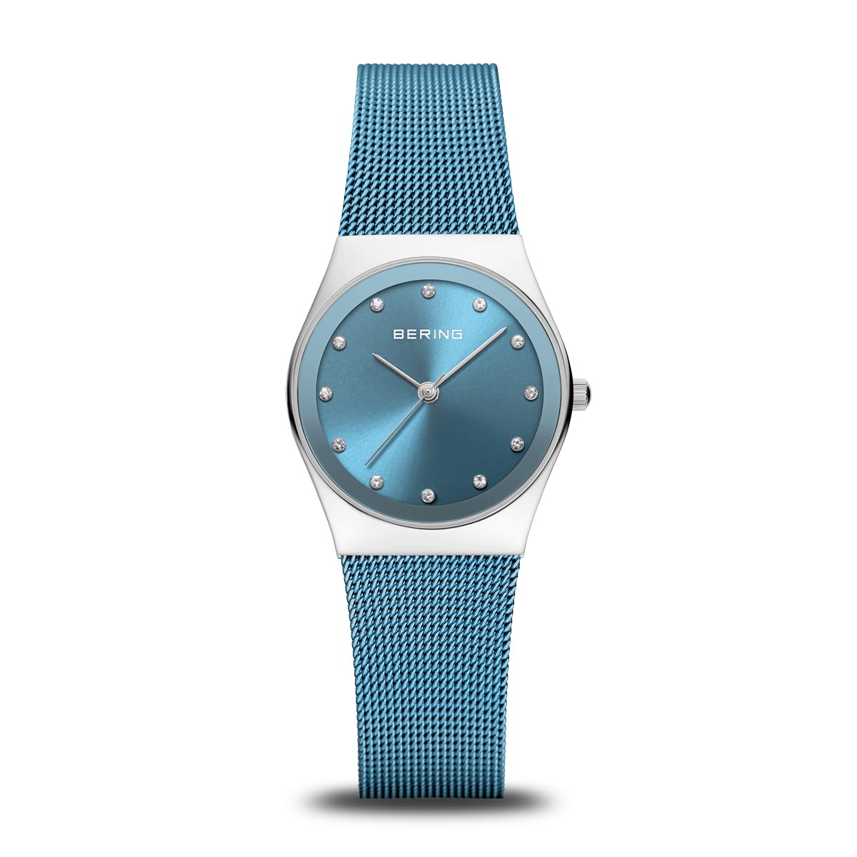 Blauw horloge met een glanzende wijzerplaat, zilveren kast en een mesh-band.