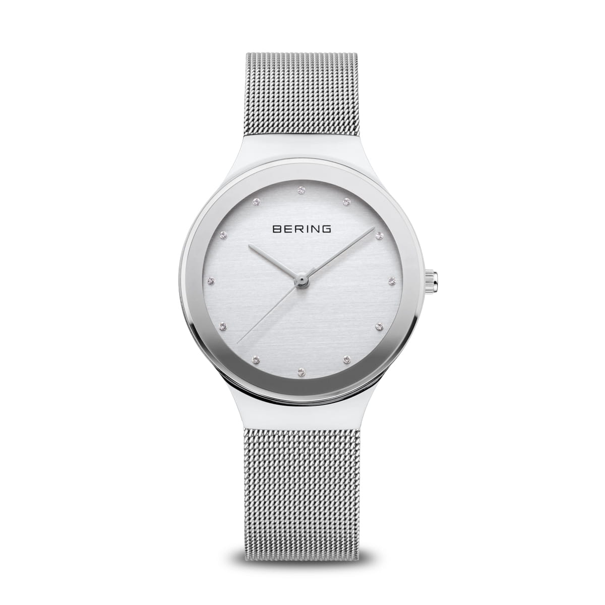 Zilveren horloge met een mesh-band en een witte wijzerplaat met glinsterende indexen.