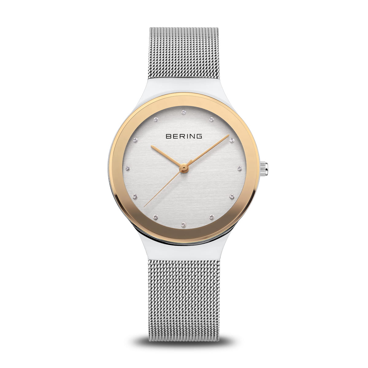 Berings 12934-010 Dameshorloge toont een tijdloos design met een zilveren meshband, ronde wijzerplaat, roestvrijstalen kast, gouden lunette, minimalistische uurmarkeringen en twee wijzers. Bering is elegant gepositioneerd onder de 12-uursmarkering.