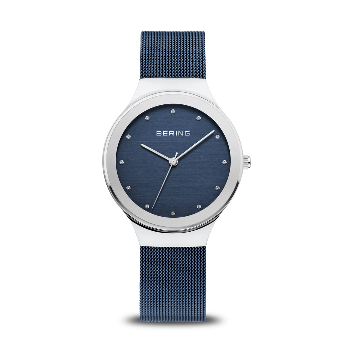 Blauw horloge met een metalen mesh-band en een zilveren kast, voorzien van een eenvoudige wijzerplaat met stippen als index.