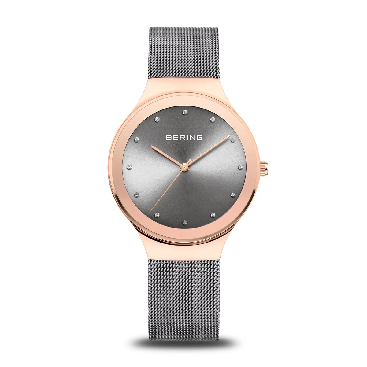 Het elegante Bering dameshorloge 12934-369 heeft een roségouden kast, een minimalistische grijze wijzerplaat met zilveren puntmarkeringen, BERING op de wijzerplaat, een Quartz-uurwerk en een bijpassende grijze mesh-band.