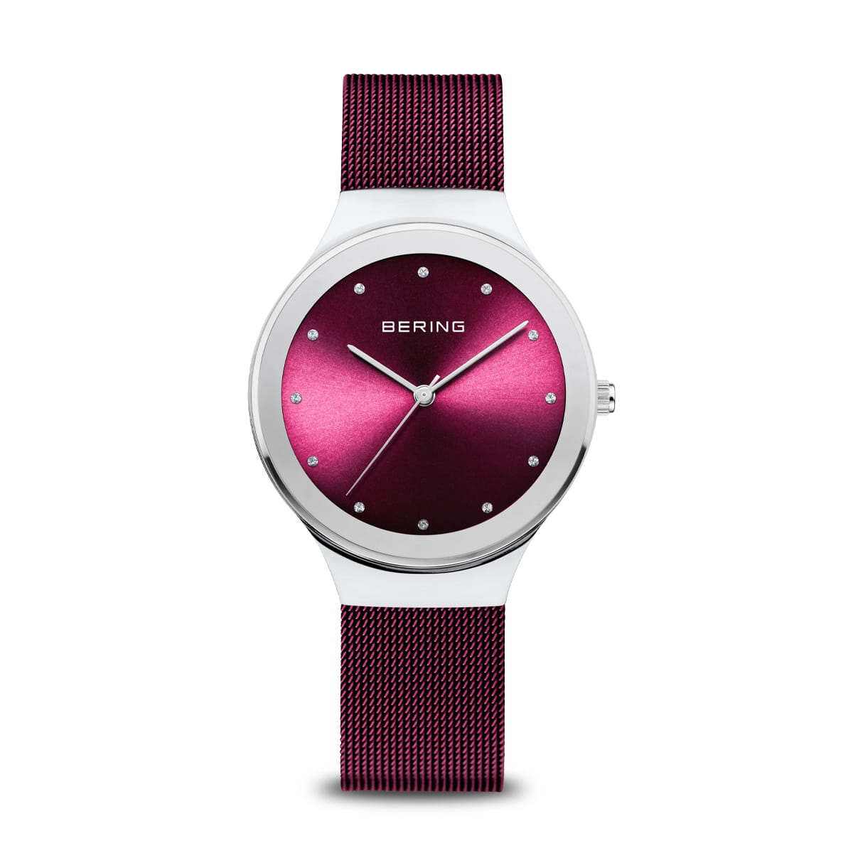 Roze horloge met een glanzende wijzerplaat, zilveren kast en een mesh-band.