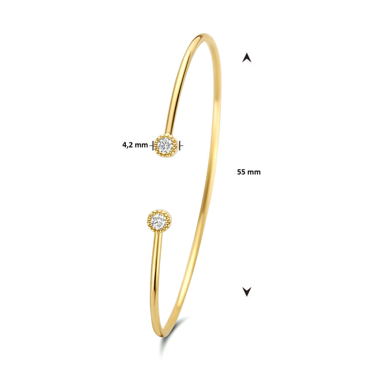 De Van der Kooij Collectie armband spang 0,19ct h si 14K geelgoud is een slanke armband met twee 4,2 mm diamanten uiteinden, elk gezet in een gouden halo. De damesarmband heeft een diameter van 55 mm en is uitgevoerd in elegant geelgoud.