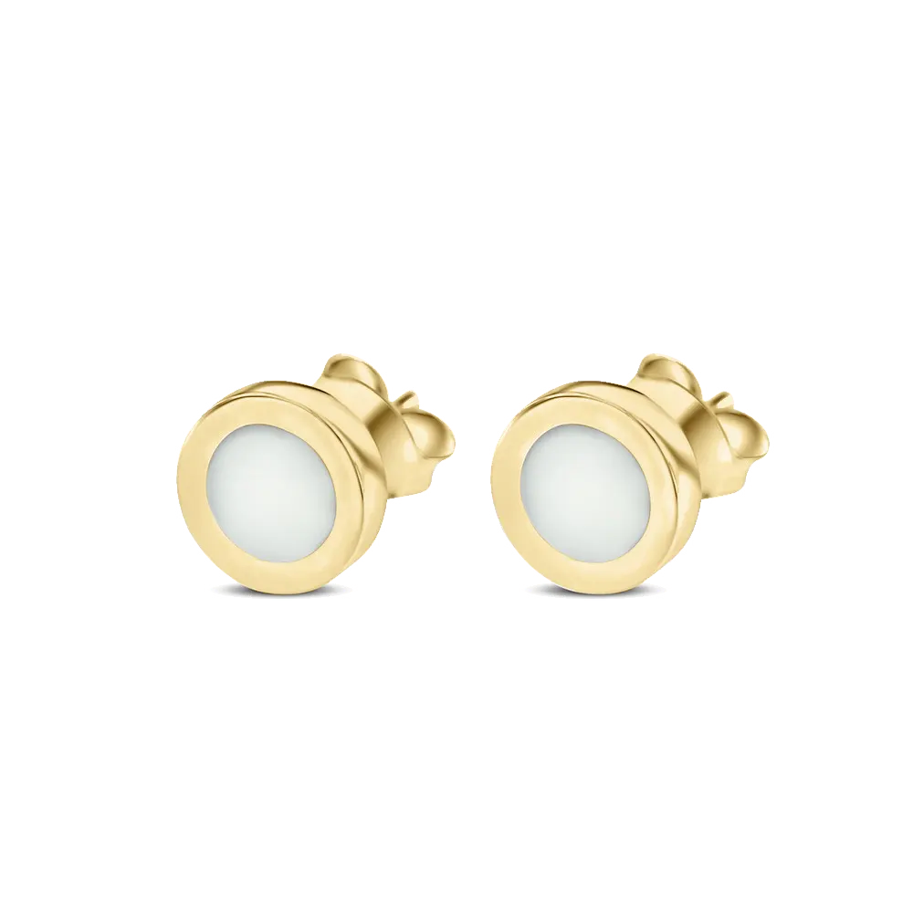 Massieve gouden oorstekers met een ronde witte steen in het midden.