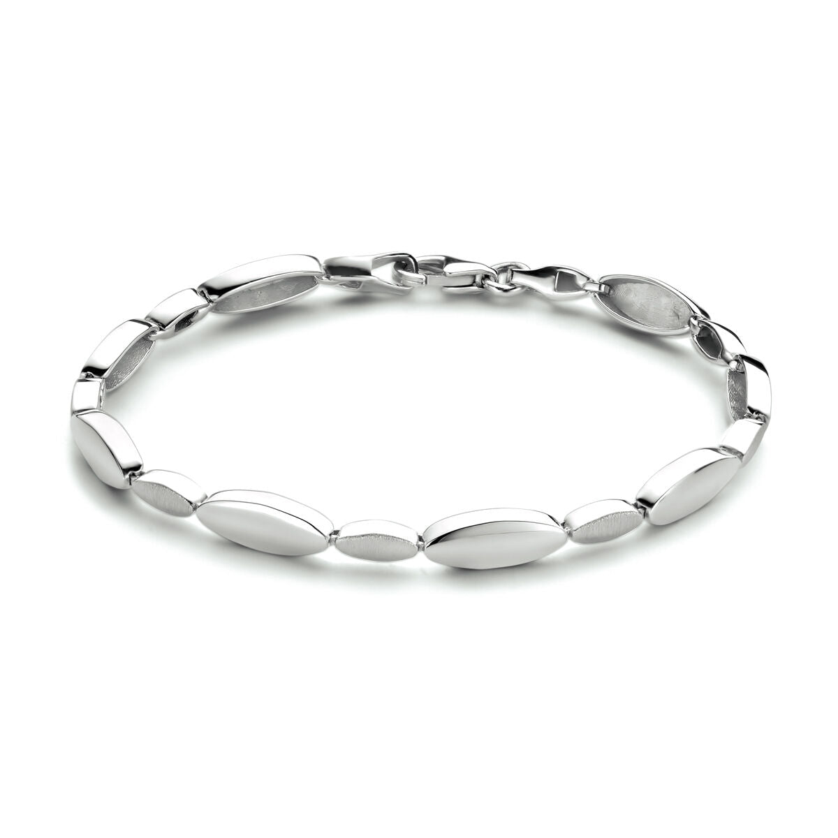 Armband van gerhodineerd zilver met een poli/matte afwerking, 5,2 mm breed en 19 cm lang.