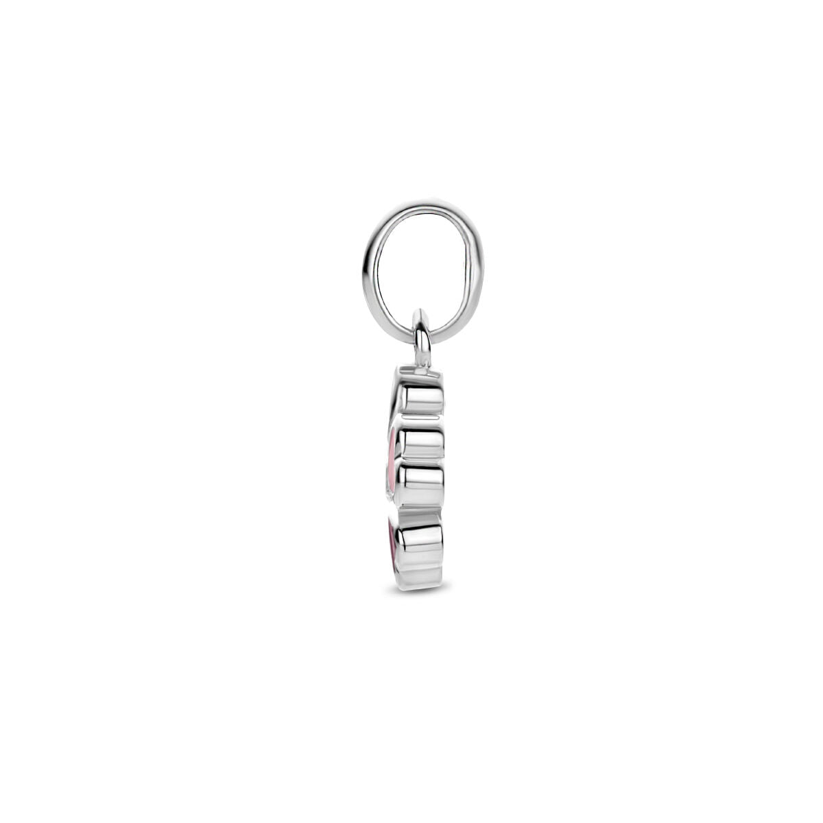 Zijaanzicht van een zilveren gerhodineerd “hanger bloem zirkonia” van Van der Kooij Collectie, met zijn metalen charme met een cirkelvormig oog en gedeeltelijk zichtbare blokletters, tegen een effen witte achtergrond.