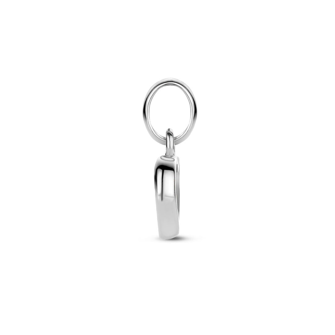 Een delicate, gepolijste hanger hart zilver gerhodineerd door Van der Kooij Collectie, zijdelings weergegeven met een cirkelvormige beugel tegen een witte achtergrond - ideaal voor kinderen of als verfijnd geschenk.