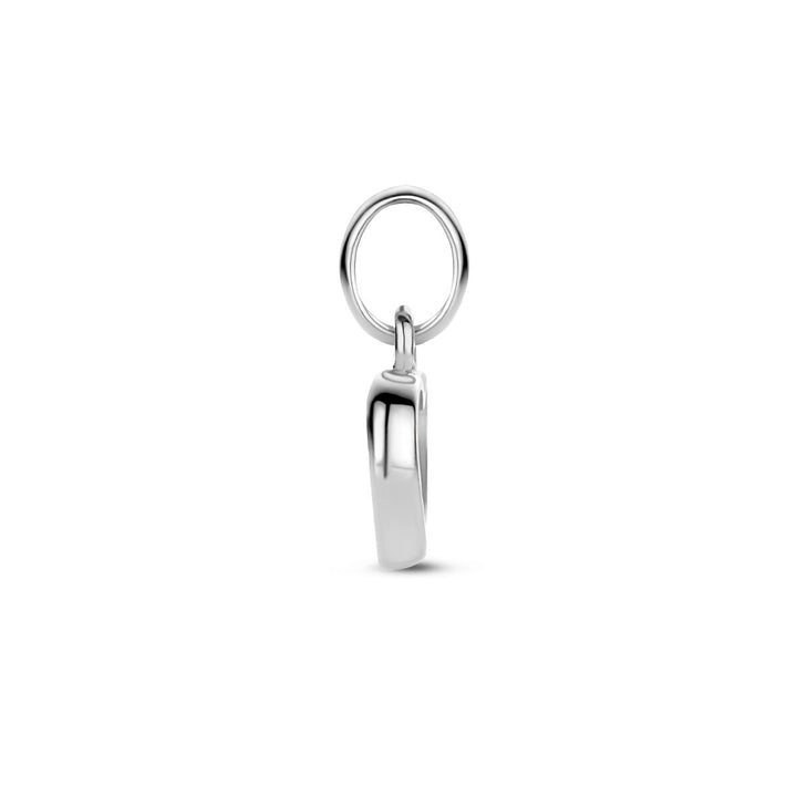 Een delicate, gepolijste hanger hart zilver gerhodineerd door Van der Kooij Collectie, zijdelings weergegeven met een cirkelvormige beugel tegen een witte achtergrond - ideaal voor kinderen of als verfijnd geschenk.