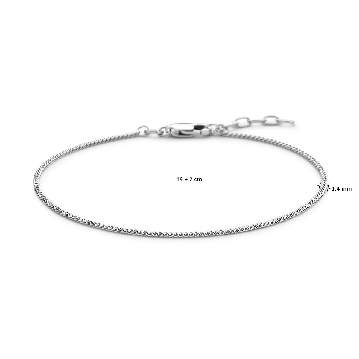 De Van der Kooij Collectie armband gourmette 4-zijdes geslepen is een gerhodineerde zilveren armband, 1,4 mm breed en 19 + 2 cm lang (herenlengte), met karabijnsluiting. Afgebeeld op witte achtergrond met gemarkeerde afmetingen.