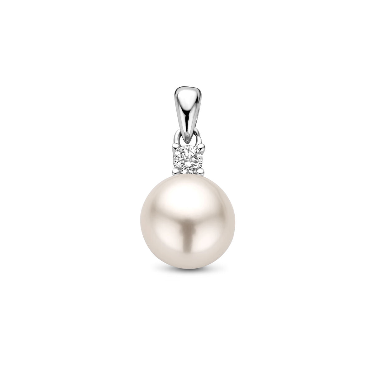 De hanger zirkonia en parel zilver gerhodineerd van Van der Kooij Collectie heeft een witte parel met daarboven een kleine ronde zirkonia, bevestigd aan een eenvoudige gerhodineerde zilveren borgtocht op een witte achtergrond.