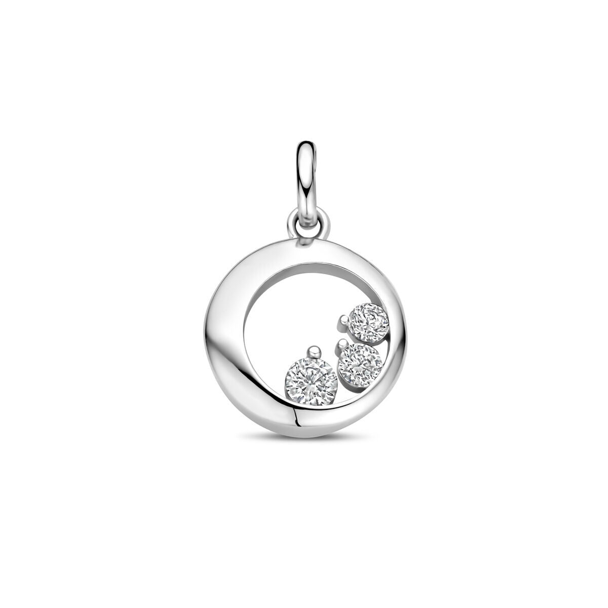 De Van der Kooij Collectie hanger zirkonia 18 mm zilver gerhodineerd heeft een gepolijst rond ontwerp met drie witte zirkonia steentjes en een klein lusje voor bevestiging aan een ketting.