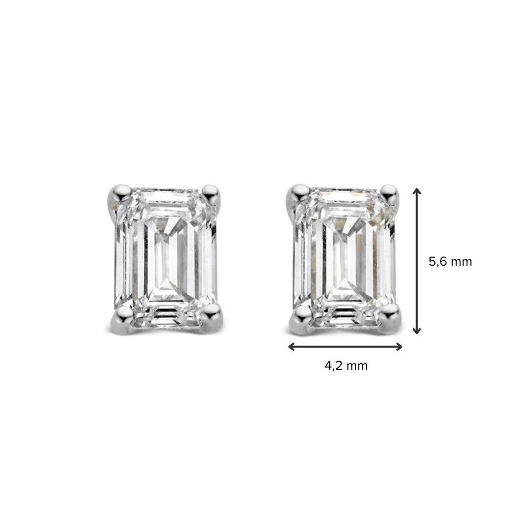 Oorstekers Nora van Aurore Jewelry in witgoud, 1,00 crt.: rechthoekige oorbellen met smaragd en diamant, elk met vier pootjes, gezet in witgoud, naast elkaar afgebeeld op een witte achtergrond. Afmetingen: 5,6 mm x 4,2 mm.