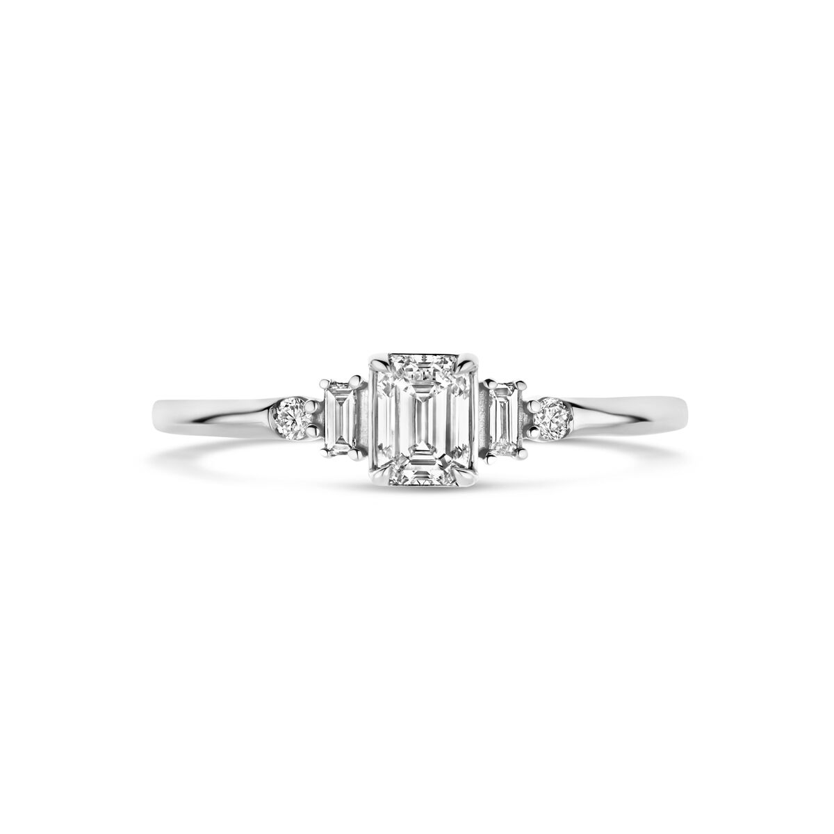 De Van der Kooij Collectie ring heeft een 0,40 karaat H SI lab grown diamant in 14K witgoud, gezet in een verfijnde band met baguette en ronde diamanten aan weerszijden voor een elegante look.