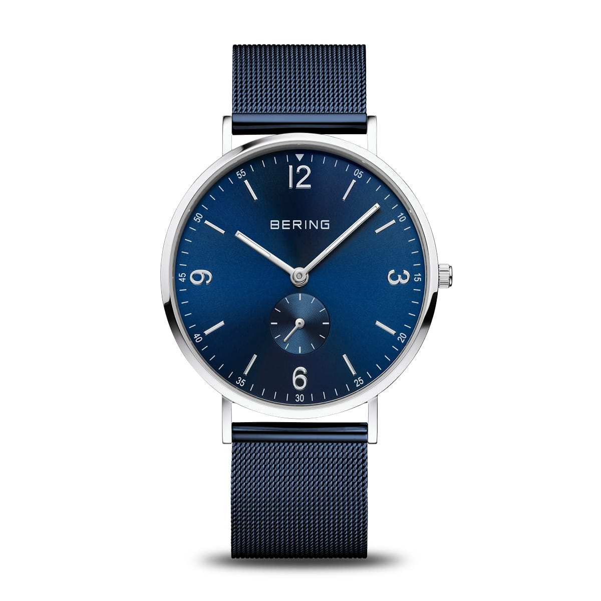 De Bering heren horloge blauw 14040-307 heeft een blauwe mesh band, blauwe wijzerplaat, zilverkleurige uurmarkeringen en wijzers, een kleine secondewijzer boven 6 uur en een minimalistisch roestvrijstalen ontwerp.