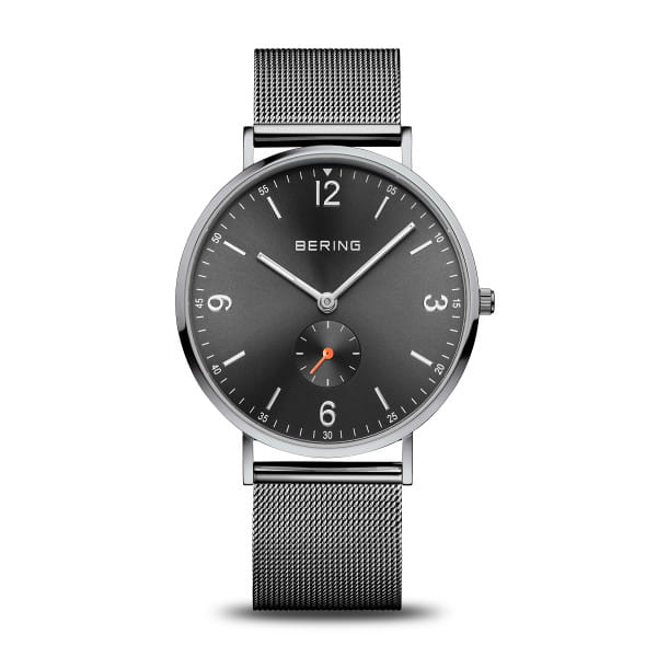 De Bering heren horloge grijs 14040-377 heeft een donkergrijze wijzerplaat, zilverkleurige mesh band, minimale uurmarkeringen, kleine secondewijzer op 6 uur, zilverkleurige wijzers en een betrouwbaar quartz uurwerk.