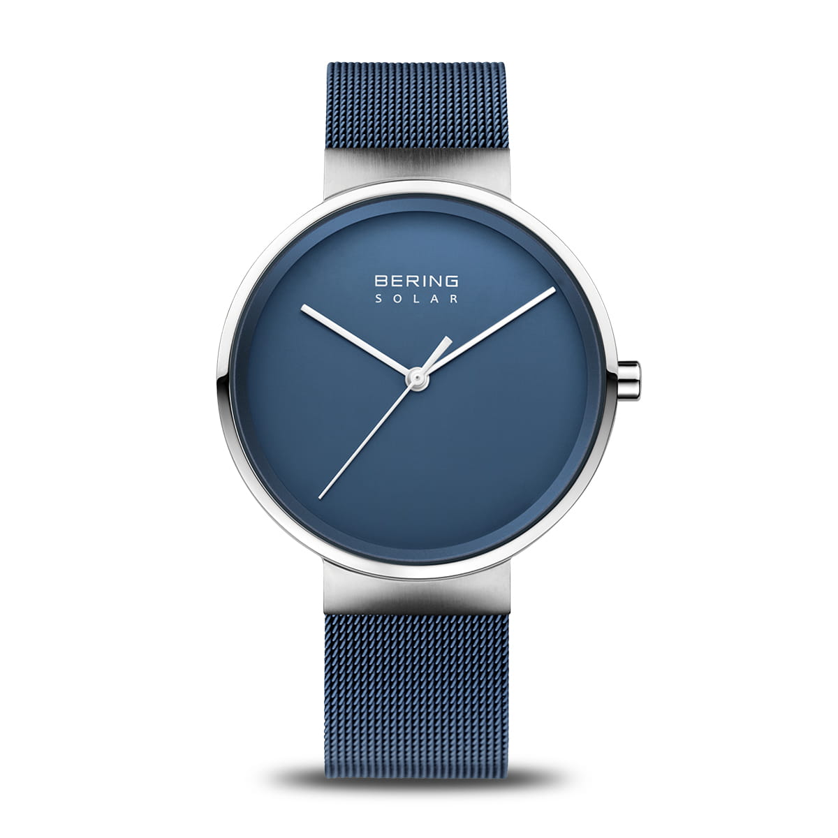 Dit elegante Bering polshorloge, model 14339-307, heeft een blauwe wijzerplaat met minimalistische zilveren uur- en minutenwijzers, geen cijfers, de tekst Bering Solar Horloge, een bijpassende blauwe mesh-band en een zilveren lunette voor een moderne stijl.