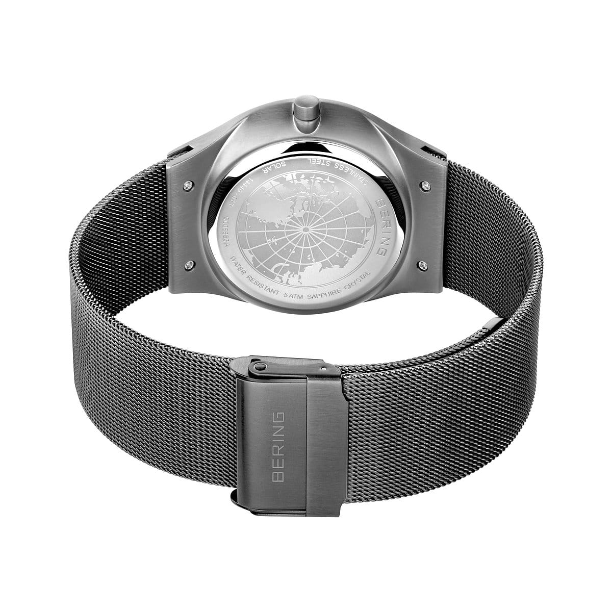 De afbeelding toont de achterkant van een Bering herenhorloge (Product: 14440-077), met een roestvrijstalen meshband en een saffierglas kastbodem met een kaartontwerp en merklogo. De sluiting is gemarkeerd met BERING.