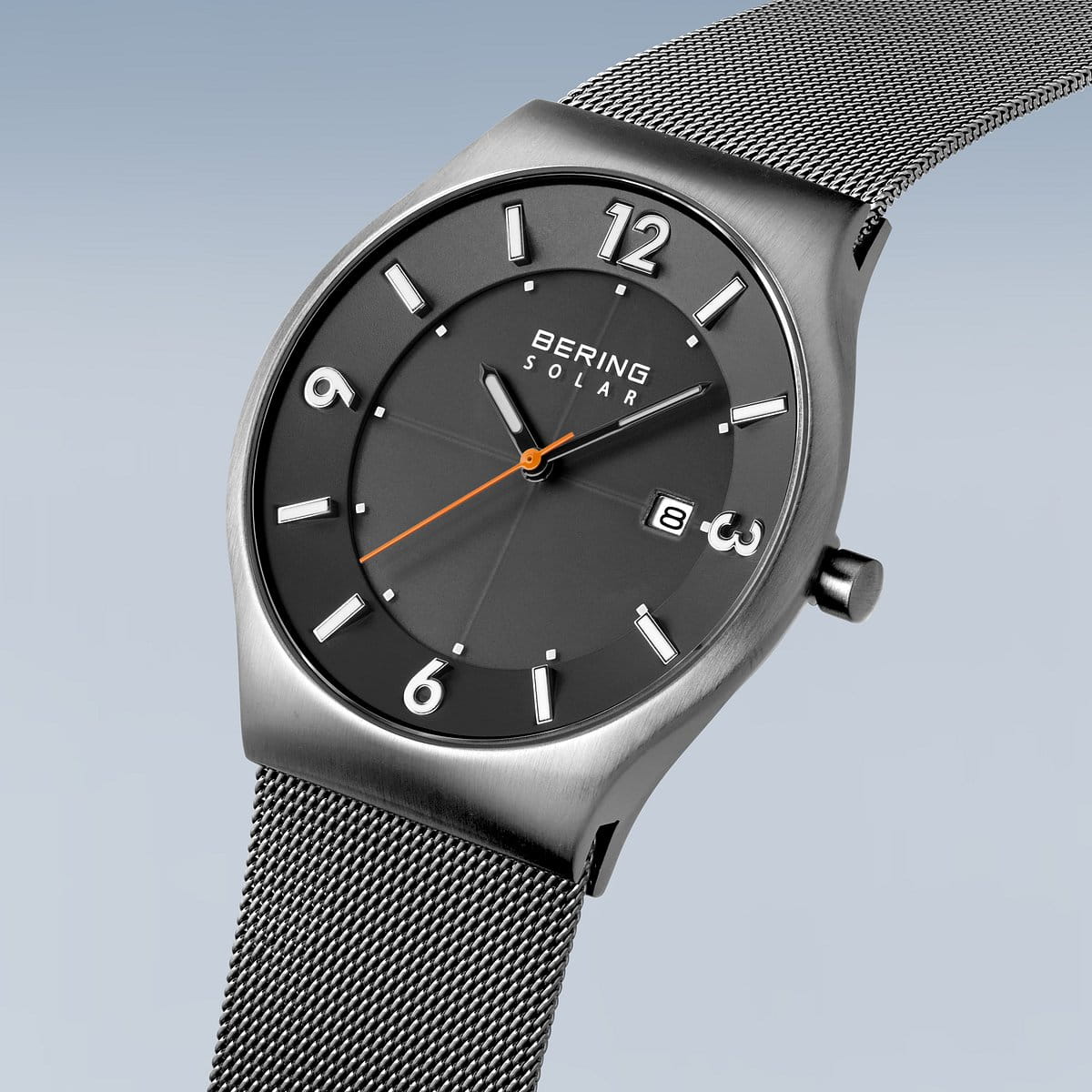 Ontdek verfijning met het Bering 14440-077 Herenhorloge. Dit strakke horloge heeft een grijze wijzerplaat, zilveren markeringen, cijfers en Solar-technologie voor blijvende kracht. Het duurzame Saffierglas en de mesh metalen band versterken de elegantie, terwijl een oranje secondewijzer flair toevoegt.