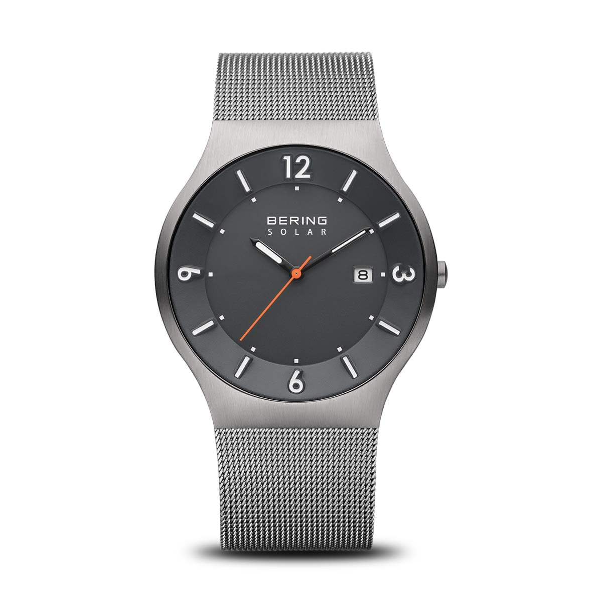 Het Bering 14440-077 horloge heeft een zilveren mesh band, donkergroene wijzerplaat met zonnetechnologie, zilveren markeringen, een datumweergave op 3 uur en een oranje secondewijzer. Afgewerkt met Saffierglas straalt het strak minimalisme uit.