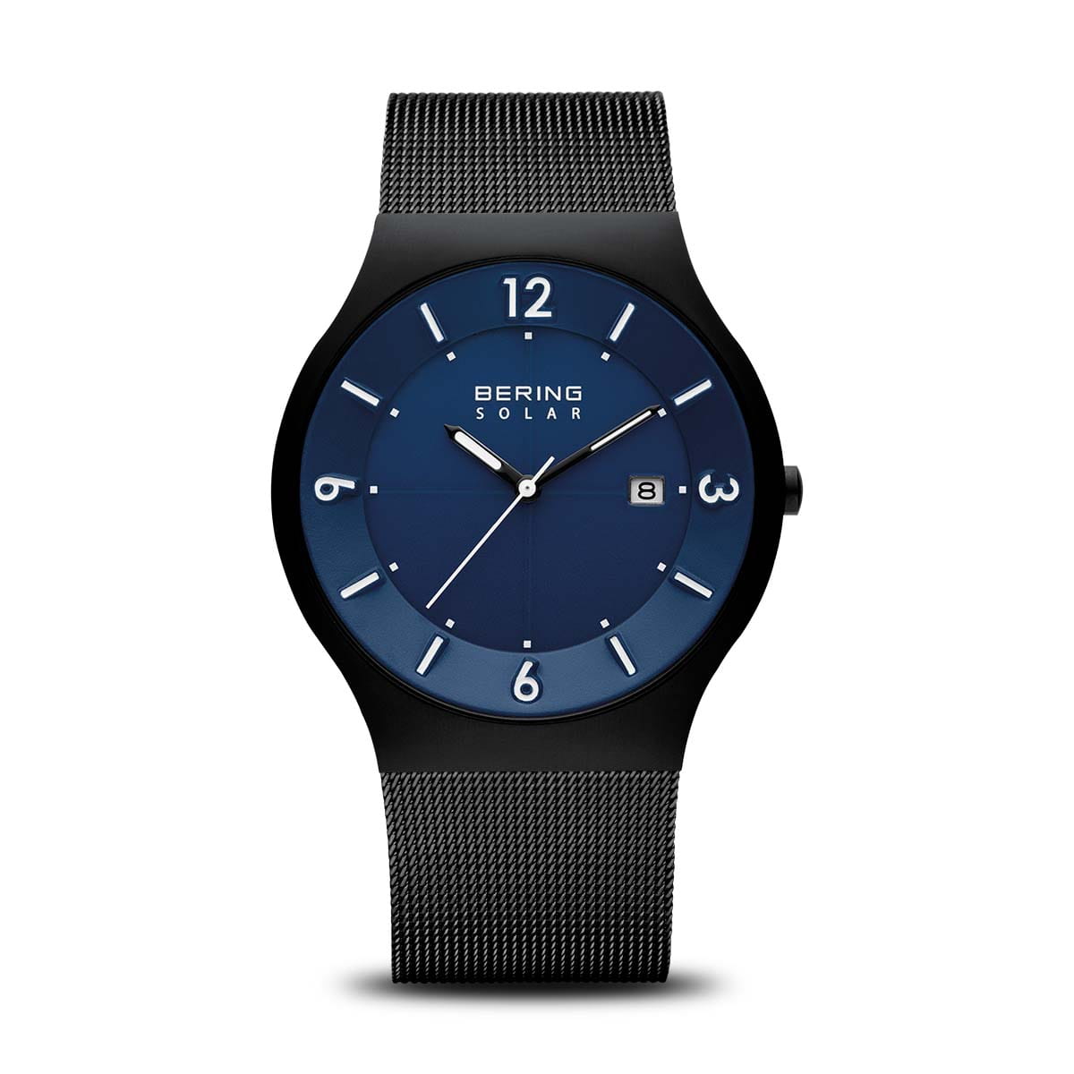 Zwart horloge met een blauwe wijzerplaat, metalen mesh-band en een datumweergave.
