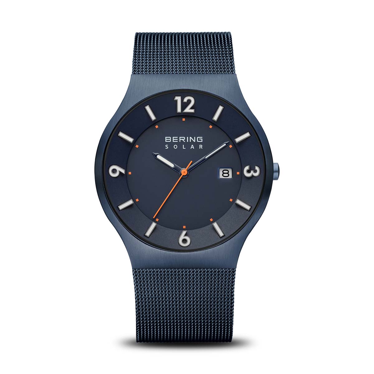 Het Bering 14440-393 solar polshorloge heeft een strakke donkerblauwe mesh band, zilveren cijfers en markeringen, een oranje secondewijzer en een datumweergave op 3 uur onder duurzaam saffierglas. Het merk Bering is zichtbaar onder de 12 uur positie.
