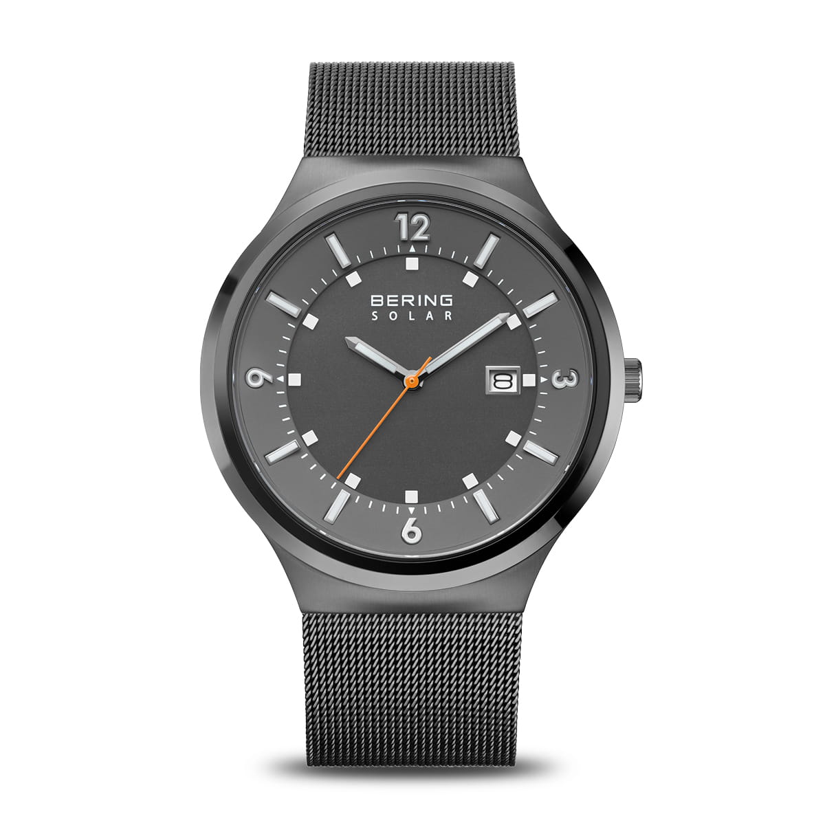 Zwart horloge met een grijze wijzerplaat, metalen mesh-band en oranje secondewijzer.