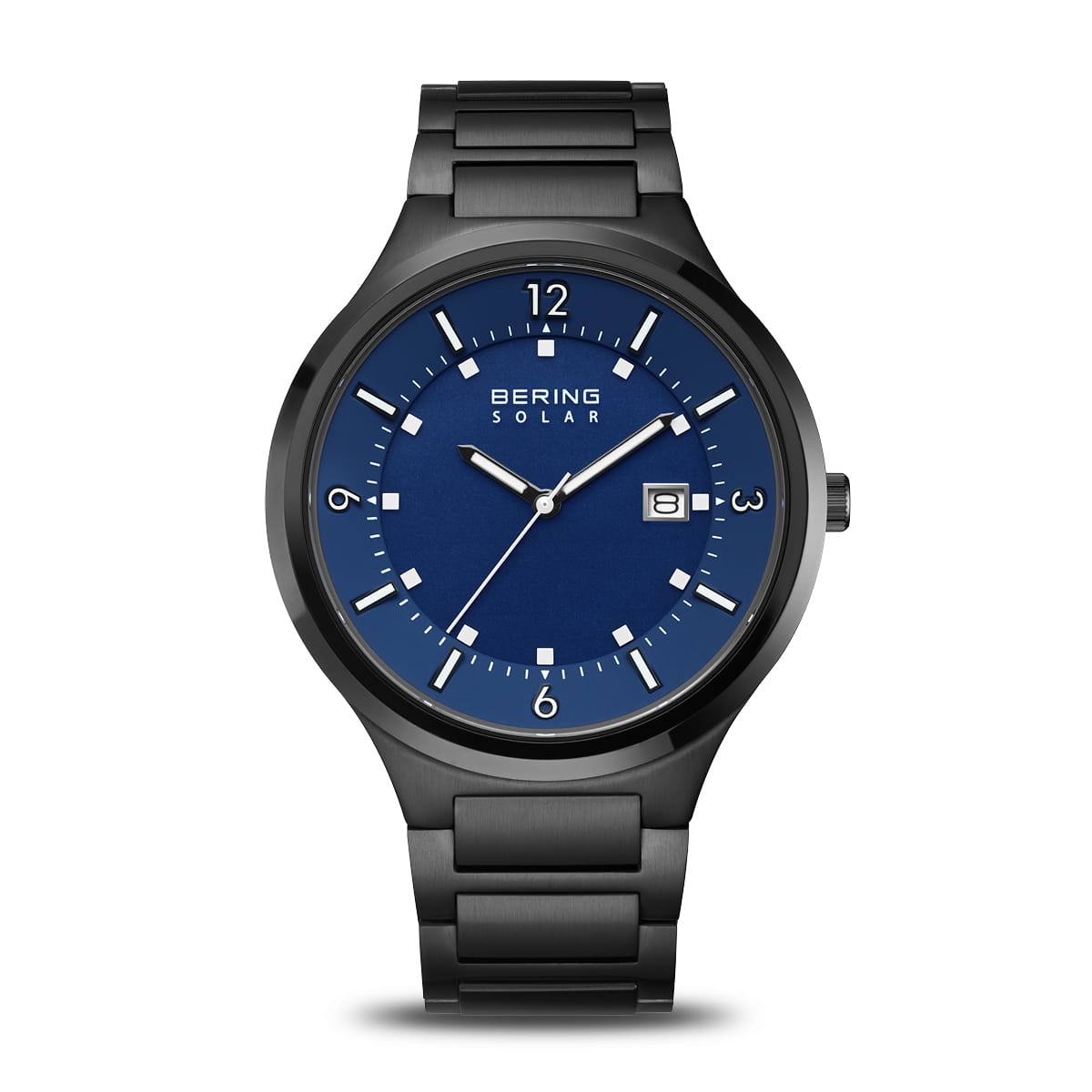 Zwart horloge met een blauwe wijzerplaat, datumaanduiding en een metalen schakelband.