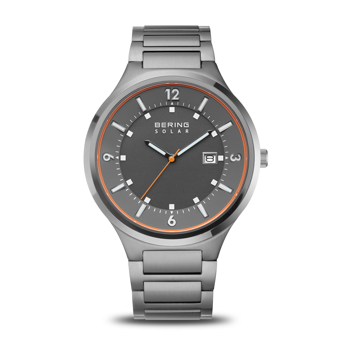 Het Bering 14442-777 horloge heeft een gepolijste zilveren metalen schakelband, een donkergrijze wijzerplaat met witte uurmarkeringen, oranje accenten, Saffierglas bescherming, Bering Solar opschrift en datumweergave.