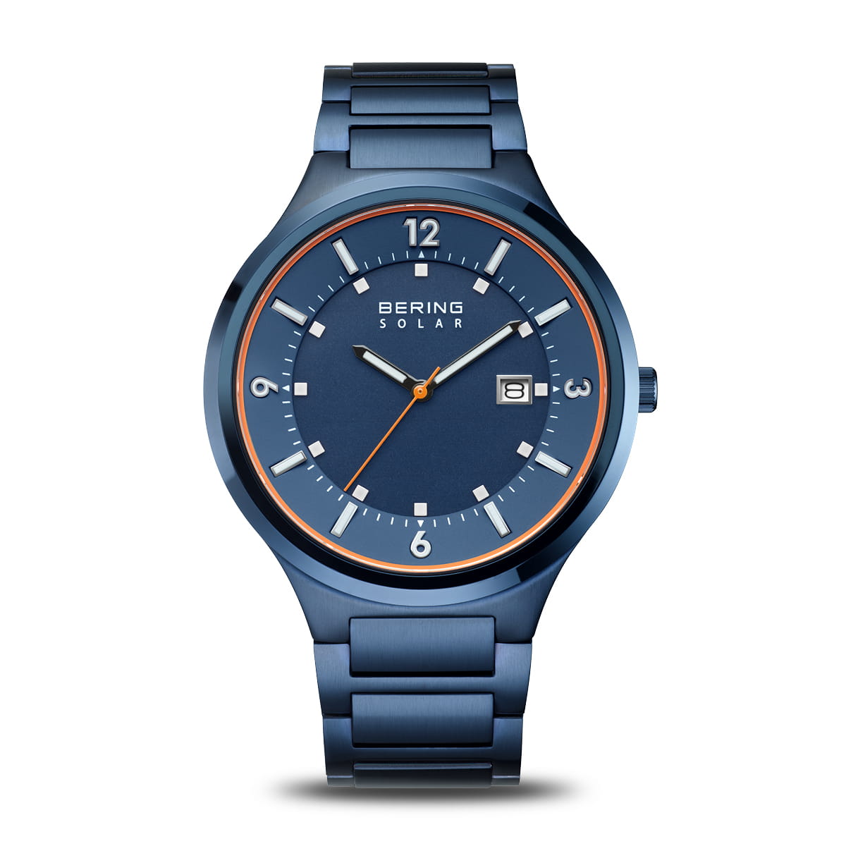 Blauw horloge met een metalen band, ronde wijzerplaat met oranje accenten en datumaanduiding.