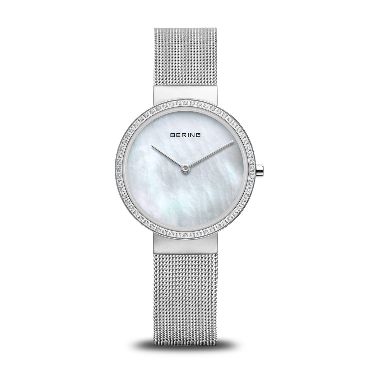 Dameshorloge met witte parelmoeren wijzerplaat, zilveren mesh-band en sprankelende steentjes rondom de bezel.