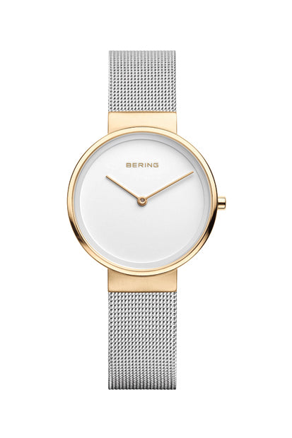 Gouden horloge met een witte wijzerplaat en een zilveren mesh-band.