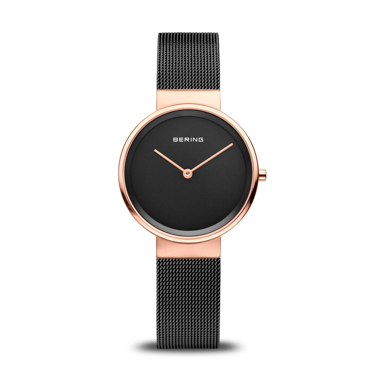 Dit minimalistische Bering Dameshorloge, model 14531-166, heeft een ronde zwarte wijzerplaat met een slanke goudkleurige lunette, quartz uurwerk, twee eenvoudige gouden wijzers en een fijne zwarte mesh band. Bering wordt elegant weergegeven op de roestvrijstalen kast.
