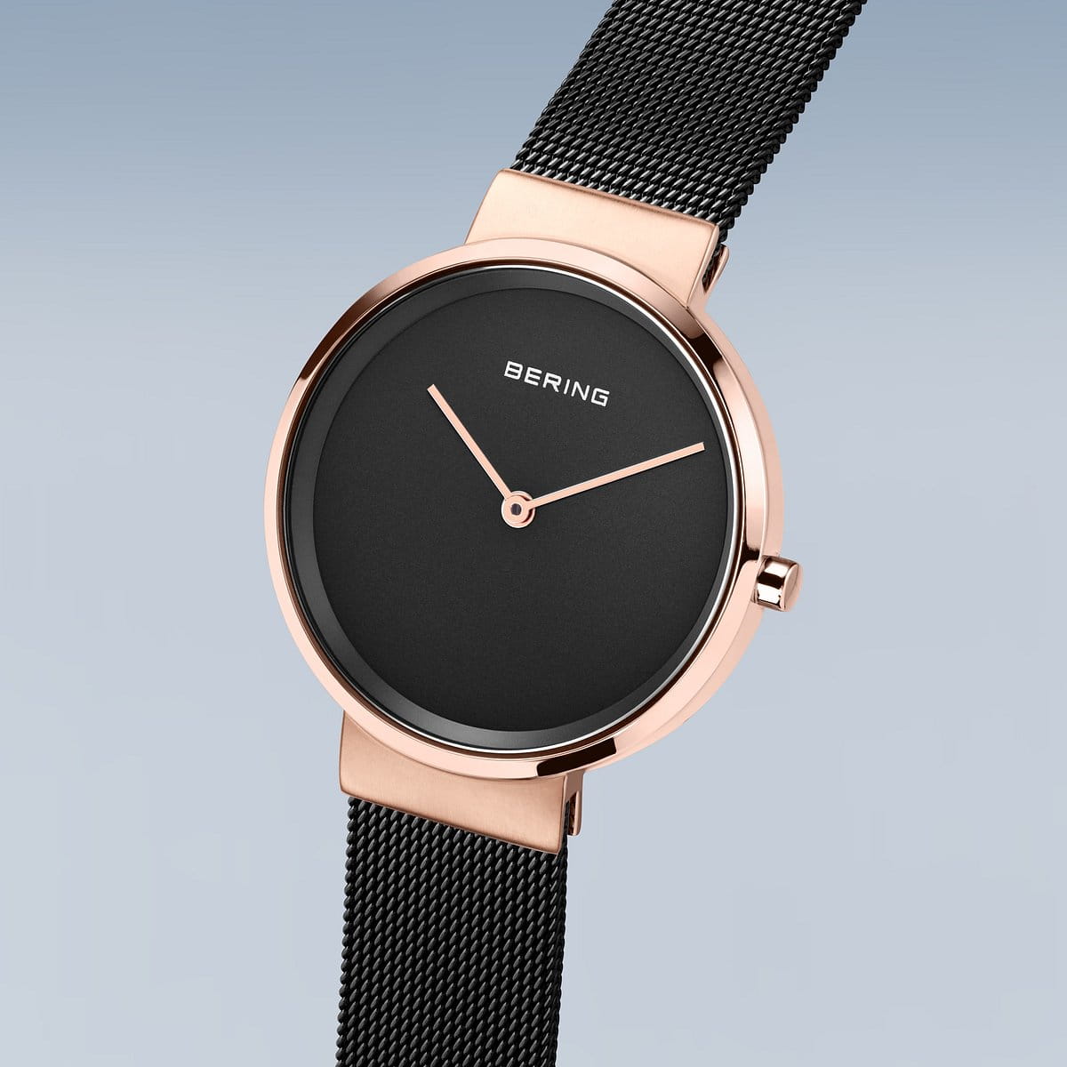 Het Bering dameshorloge 14531-166 is een strak, minimalistisch horloge met een zwarte wijzerplaat en roségouden roestvrijstalen kast. Het heeft een zwarte meshband, Quartz-uurwerk, eenvoudige wijzers en de merknaam op de gradiëntgrijze wijzerplaat.