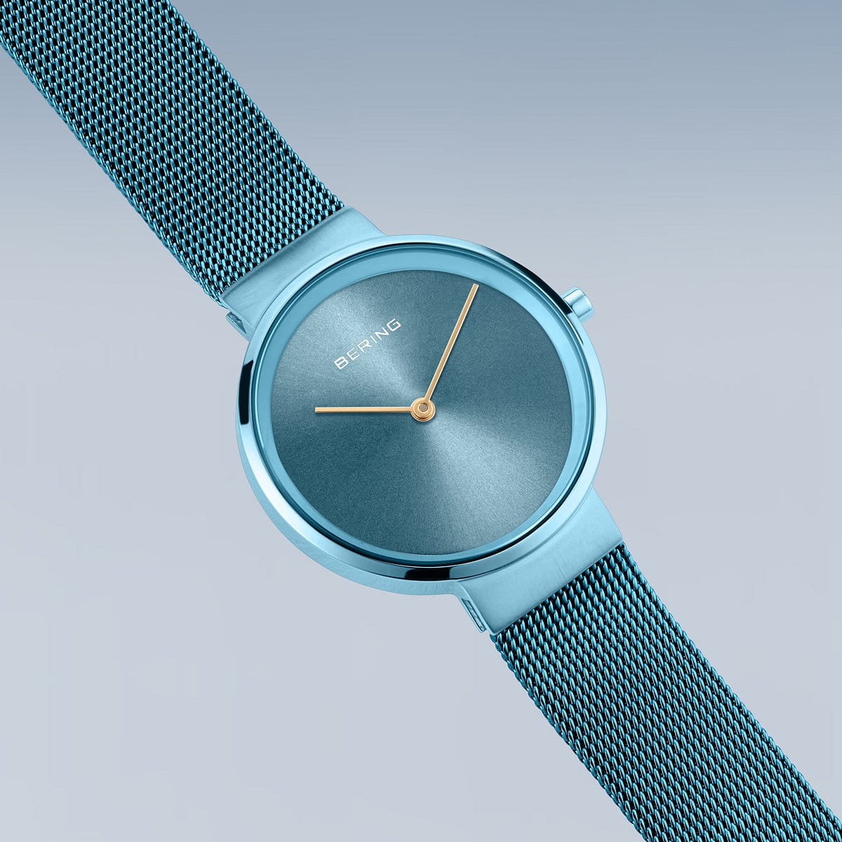 Het Bering 14531-388 polshorloge heeft een strak blauw design met een minimalistische ronde wijzerplaat, met een mesh band en saffierglas. Minimalistische uurmarkeringen sieren de wijzerplaat, waar de merknaam Bering elegant opvalt in een verloop van licht- naar donkergrijs.