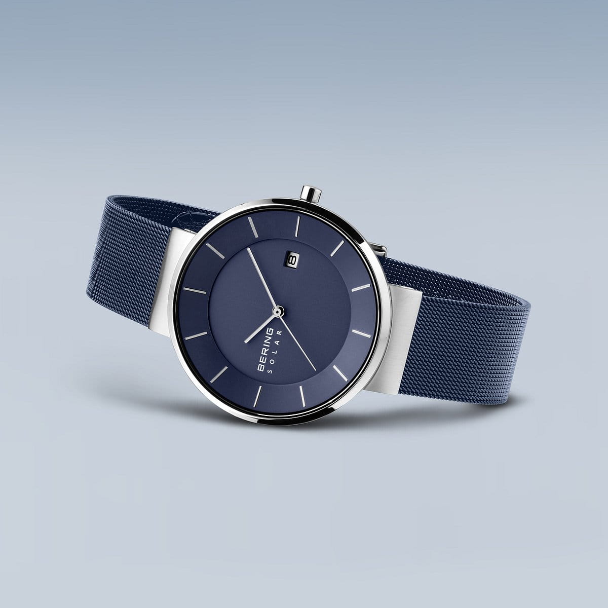 Ontdek het elegante Bering polshorloge 14639-307: een strak horloge met een donkerblauwe wijzerplaat, zilveren uurmarkeringen, datumvenster en eenvoudige wijzers onder robuust Saffierglas. De grijsblauwe meshband belichaamt tijdloze verfijning.