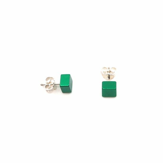Groene kubus oorbellen van kunststof met een zilveren stud sluiting.