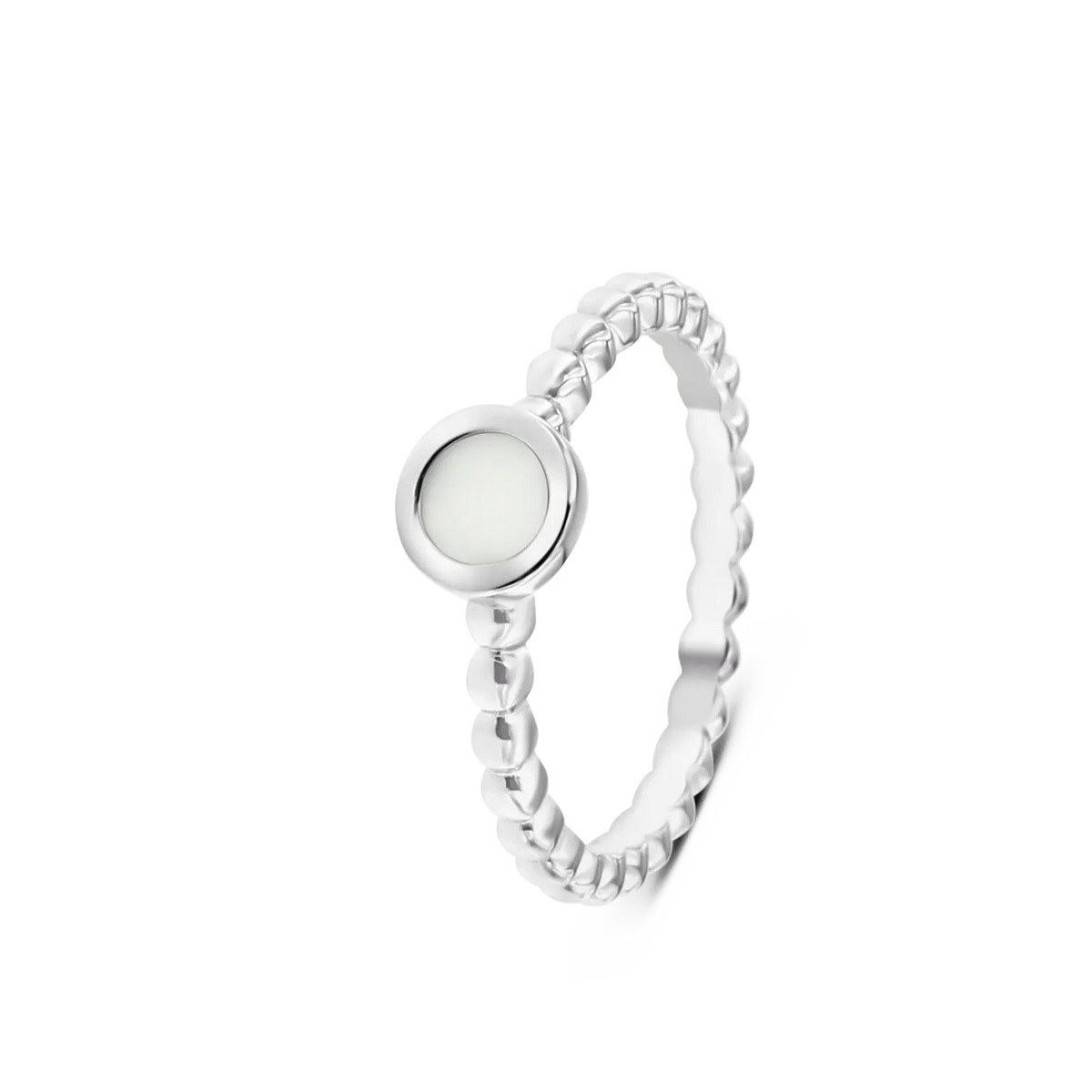 De Isabelle | AsRing Zilver van See You heeft een sterling zilveren kralenband met een ronde, gladde witte steen in een eenvoudige bezelzetting. Het gepolijste uiterlijk op een effen witte achtergrond maakt het een elegante aanvulling op elke persoonlijke assieraadcollectie.