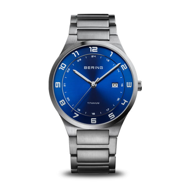 Stalen horloge met blauwe wijzerplaat, zilveren cijfers en datumaanduiding, voorzien van een schakelband.