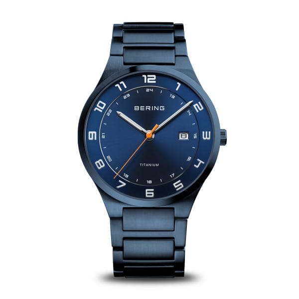 Blauw horloge met een metalen band, ronde wijzerplaat met witte cijfers en oranje secondewijzer.