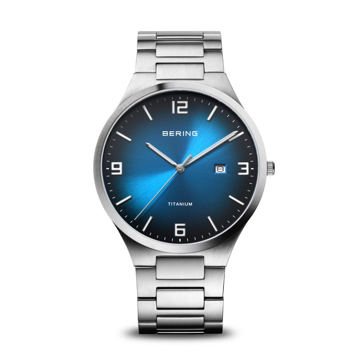 Stalen horloge met een blauwe wijzerplaat en datumaanduiding, voorzien van een schakelband.