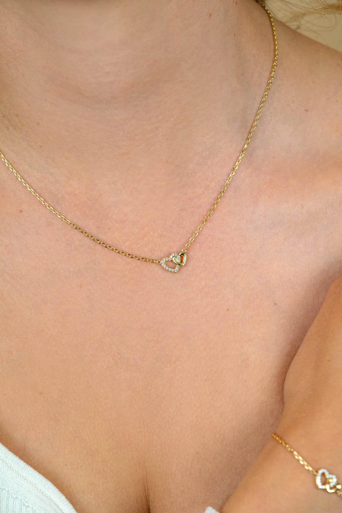 Gouden vergulde zilveren ketting met een hartvormige hanger, lengte 42-45 cm.