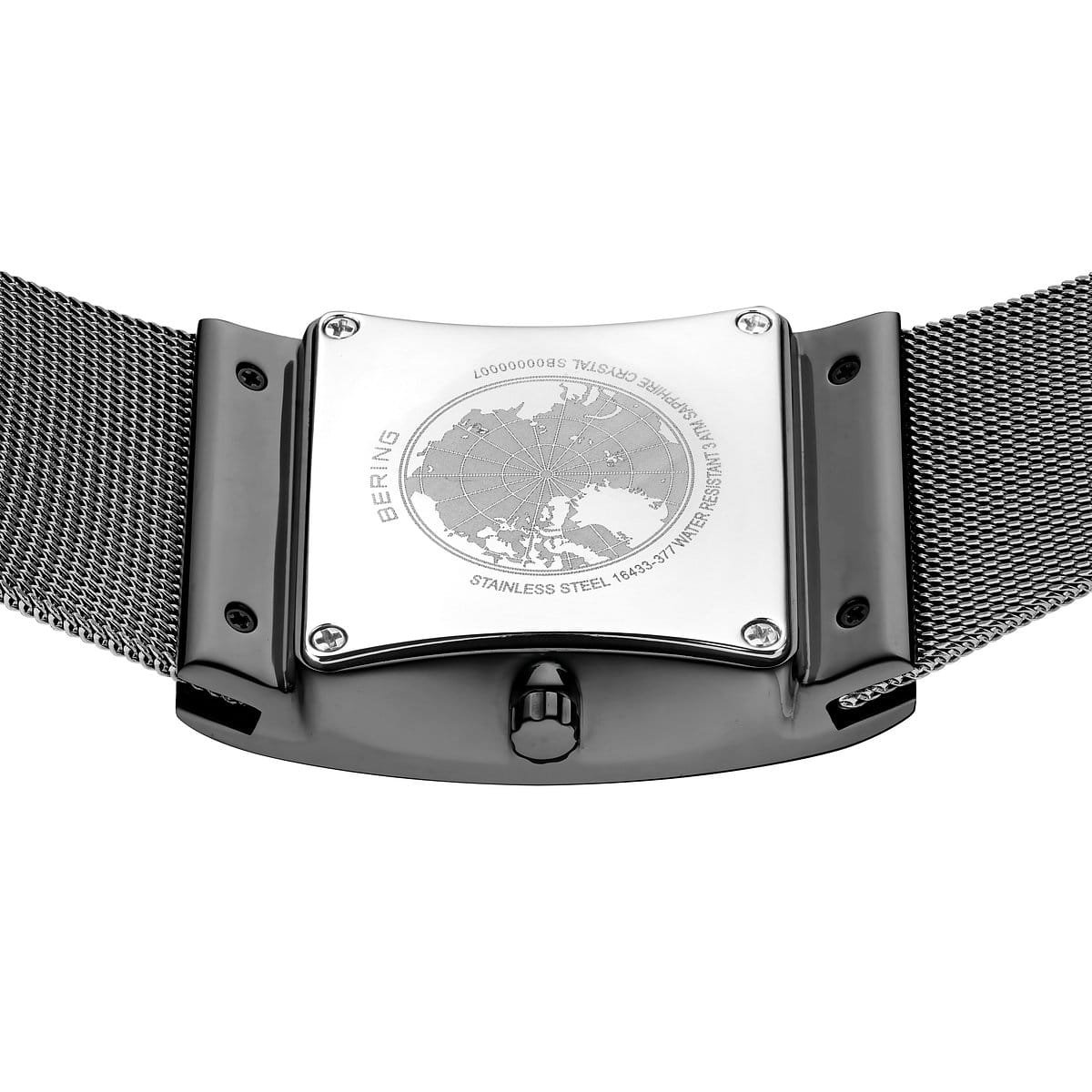 Op de afbeelding ziet u het Bering 16433-377 Heren Solar Horloge met een metalen mesh-band, een achterkant met gegraveerde wereldkaart en zichtbare schroeven met modeldetails. Het horloge heeft een zonne-energieontwerp met de horlogekroon onder de kast voor een strakke look.